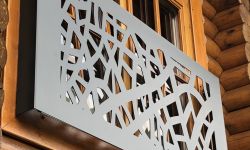 Fränzösischer Balkon aus gekantetem Aluminiumblech